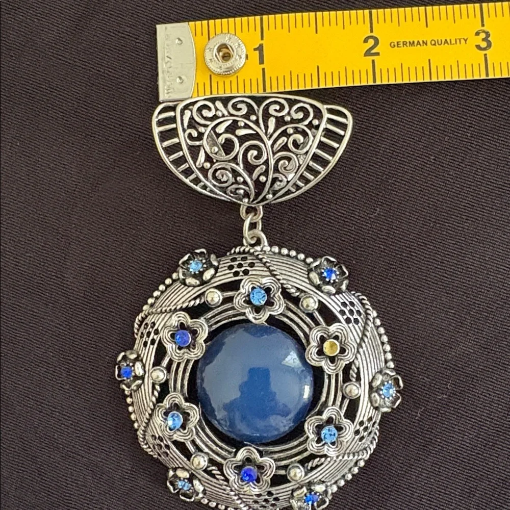 Elegant Blue Pendant Necklace, missing a stone on pendant - Picture 10 of 11